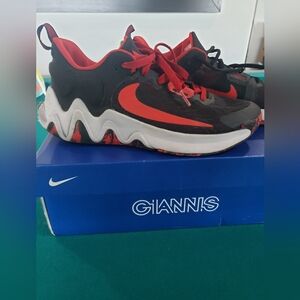 Giannis Men's Basketball   Shoes Size 8